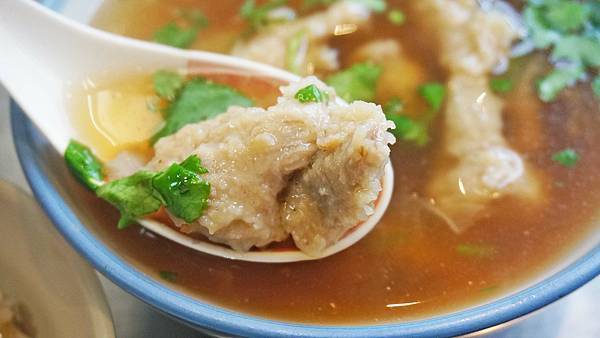 【基隆美食】金龍肉焿-1碗只要20元的魯肉飯,超人氣排隊小吃店 【基隆美食】金龍肉焿-1碗只要20元的魯肉飯,超人氣排隊小吃店