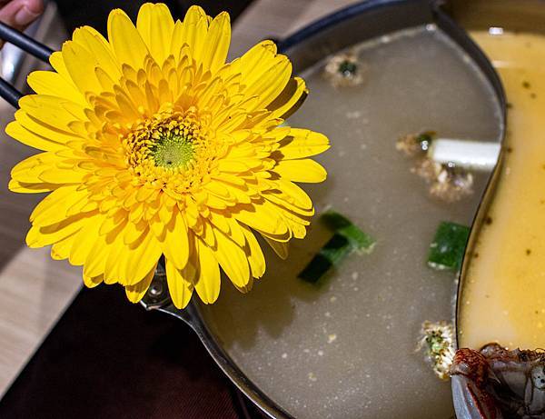 【台北美食】東雛菊風味鍋物-獨家研製！用松露與蟹黃做成濃郁、香氣四溢的松露蟹黃湯頭！