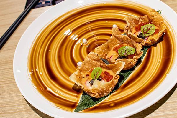 【台北美食】東雛菊風味鍋物-獨家研製！用松露與蟹黃做成濃郁、香氣四溢的松露蟹黃湯頭！