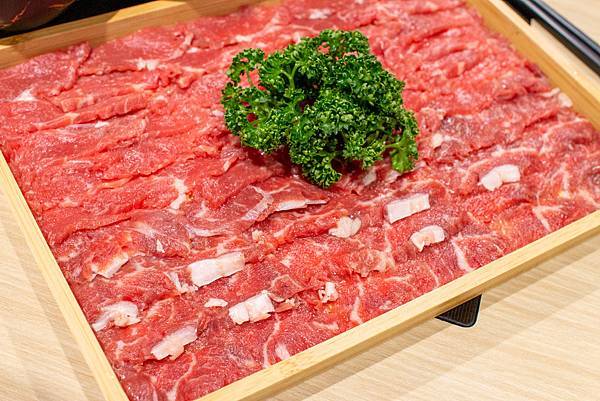 【台北美食】東雛菊風味鍋物-獨家研製！用松露與蟹黃做成濃郁、香氣四溢的松露蟹黃湯頭！