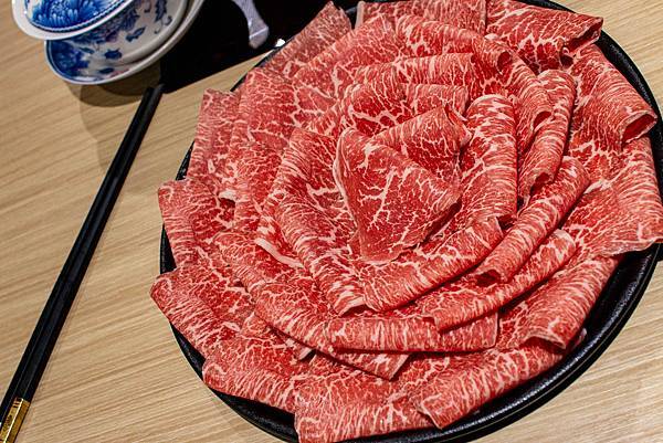 【台北美食】東雛菊風味鍋物-獨家研製！用松露與蟹黃做成濃郁、香氣四溢的松露蟹黃湯頭！