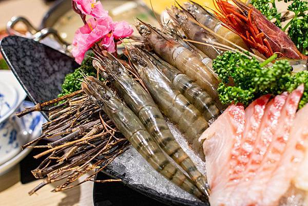 【台北美食】東雛菊風味鍋物-獨家研製！用松露與蟹黃做成濃郁、香氣四溢的松露蟹黃湯頭！