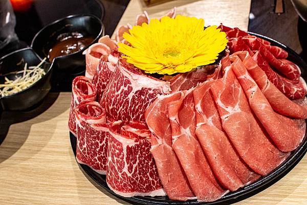 【台北美食】東雛菊風味鍋物-獨家研製！用松露與蟹黃做成濃郁、香氣四溢的松露蟹黃湯頭！