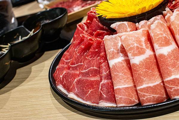 【台北美食】東雛菊風味鍋物-獨家研製！用松露與蟹黃做成濃郁、香氣四溢的松露蟹黃湯頭！