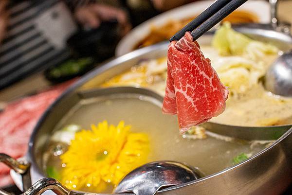 【台北美食】東雛菊風味鍋物-獨家研製！用松露與蟹黃做成濃郁、香氣四溢的松露蟹黃湯頭！