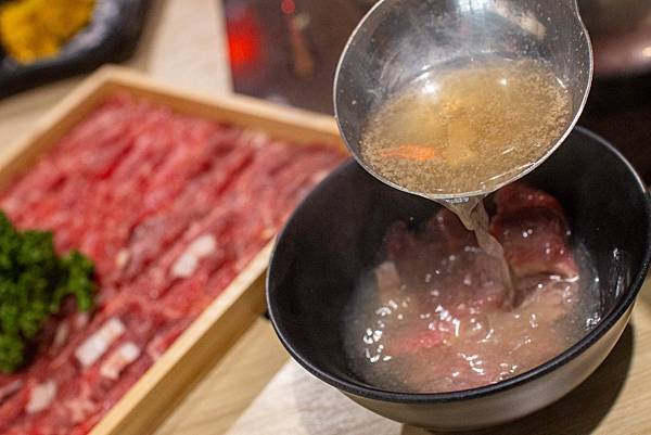 【台北美食】東雛菊風味鍋物-獨家研製！用松露與蟹黃做成濃郁、香氣四溢的松露蟹黃湯頭！