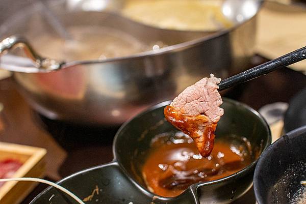 【台北美食】東雛菊風味鍋物-獨家研製！用松露與蟹黃做成濃郁、香氣四溢的松露蟹黃湯頭！