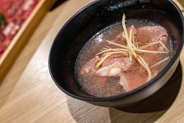 【台北美食】東雛菊風味鍋物-獨家研製！用松露與蟹黃做成濃郁、香氣四溢的松露蟹黃湯頭！