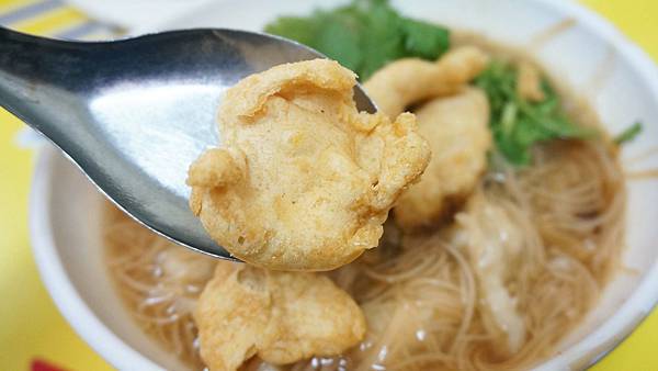 【基隆美食】黃家麵線羹-用餐人潮幾乎不中斷！１碗１００元的爆人氣麵線店