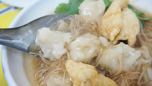 【基隆美食】黃家麵線羹-用餐人潮幾乎不中斷！１碗１００元的爆人氣麵線店