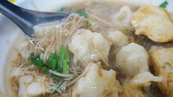 【基隆美食】黃家麵線羹-用餐人潮幾乎不中斷！１碗１００元的爆人氣麵線店