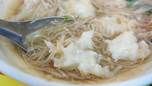 【基隆美食】黃家麵線羹-用餐人潮幾乎不中斷！１碗１００元的爆人氣麵線店