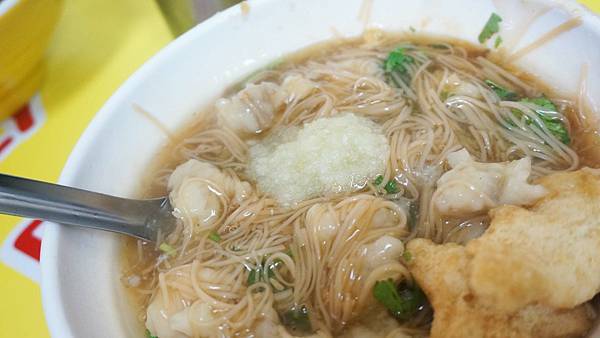 【基隆美食】黃家麵線羹-用餐人潮幾乎不中斷！１碗１００元的爆人氣麵線店