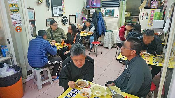 【基隆美食】黃家麵線羹-用餐人潮幾乎不中斷！１碗１００元的爆人氣麵線店