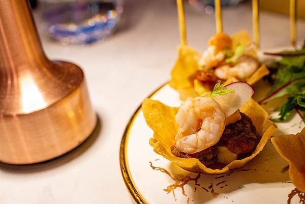 【台中美食】LuxyVogue水煙餐酒館-超越五星級飯店美味的餐廳酒吧！