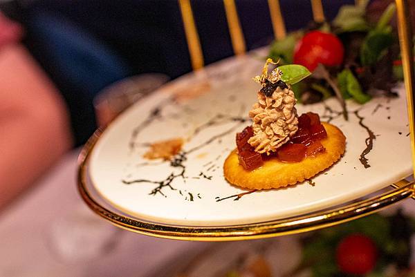 【台中美食】LuxyVogue水煙餐酒館-超越五星級飯店美味的餐廳酒吧！