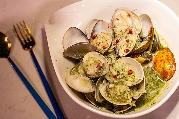 【台中美食】LuxyVogue水煙餐酒館-超越五星級飯店美味的餐廳酒吧！