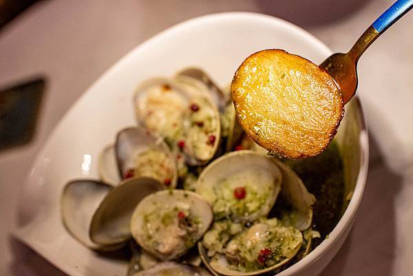 【台中美食】LuxyVogue水煙餐酒館-超越五星級飯店美味的餐廳酒吧！