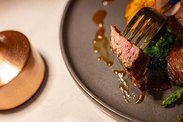 【台中美食】LuxyVogue水煙餐酒館-超越五星級飯店美味的餐廳酒吧！