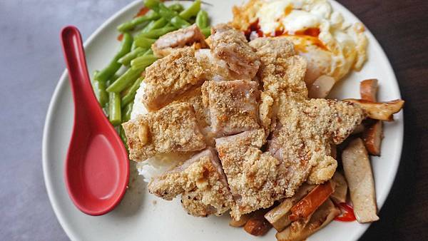 【台北美食】郭古早味魯肉飯-超低調不起眼小吃店!卻有內行人必點的排骨飯 【台北美食】郭古早味魯肉飯-超低調不起眼小吃店!卻有內行人必點的排骨飯