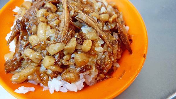 【基隆美食】天一香肉羹順-1碗滷肉飯只要20元!基隆夜市裡最受歡迎的美食小吃店