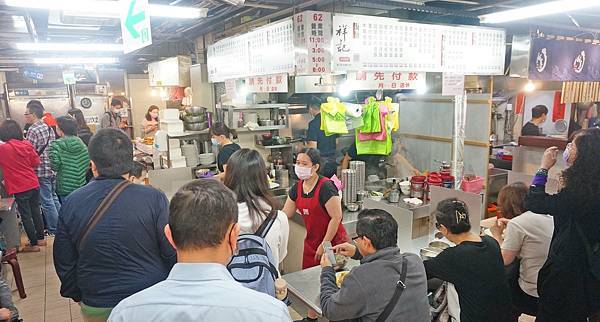 【台北美食】祥記號美食小吃-隱藏在水源市場裡！中午會大爆滿的美味滑蛋燴飯