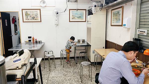 【板橋美食】許記15元油飯、2管麵線、臭豆腐-絕無僅有的銅板價格！１５元油飯小吃店