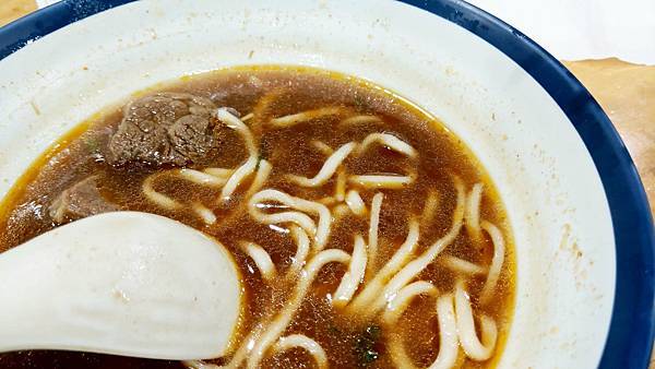 【板橋美食】阿助牛肉麵排骨酥麵-100元就能吃到好吃又美味的牛肉麵