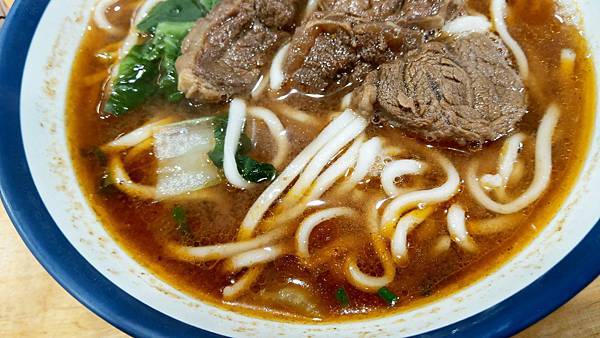 【板橋美食】阿助牛肉麵排骨酥麵-100元就能吃到好吃又美味的牛肉麵