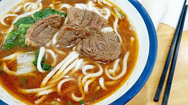 【板橋美食】阿助牛肉麵排骨酥麵-100元就能吃到好吃又美味的牛肉麵