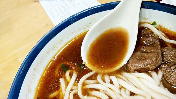 【板橋美食】阿助牛肉麵排骨酥麵-100元就能吃到好吃又美味的牛肉麵