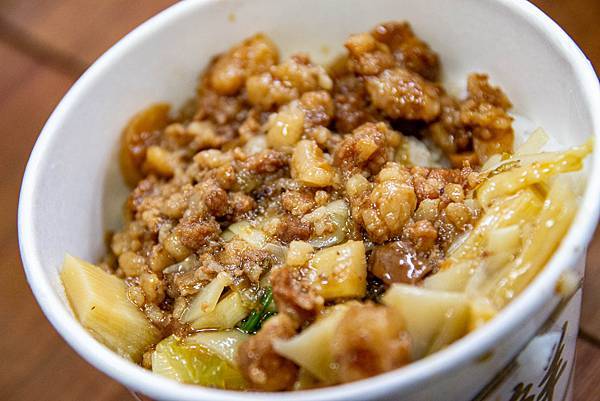 【三重美食】阿賢排骨便當-用餐時間必定大排長龍的老字號排骨飯店 【三重美食】阿賢排骨便當-用餐時間必定大排長龍的老字號排骨飯店