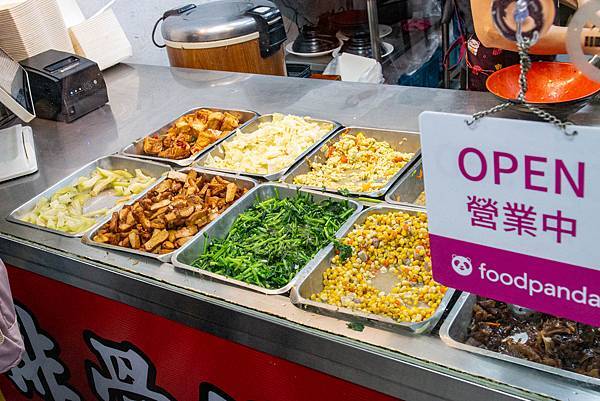 【三重美食】阿賢排骨便當-用餐時間必定大排長龍的老字號排骨飯店