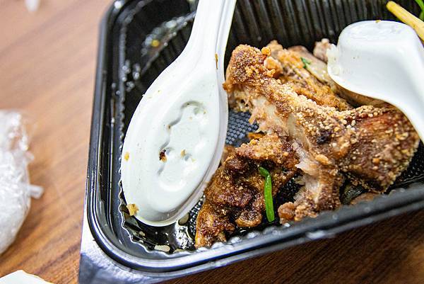 【三重美食】阿賢排骨便當-用餐時間必定大排長龍的老字號排骨飯店