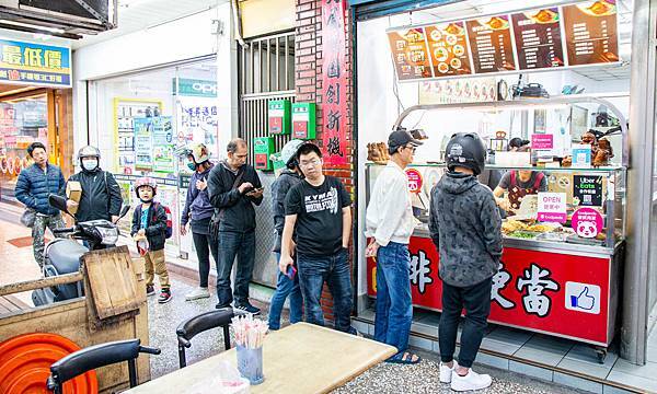 【三重美食】阿賢排骨便當-用餐時間必定大排長龍的老字號排骨飯店