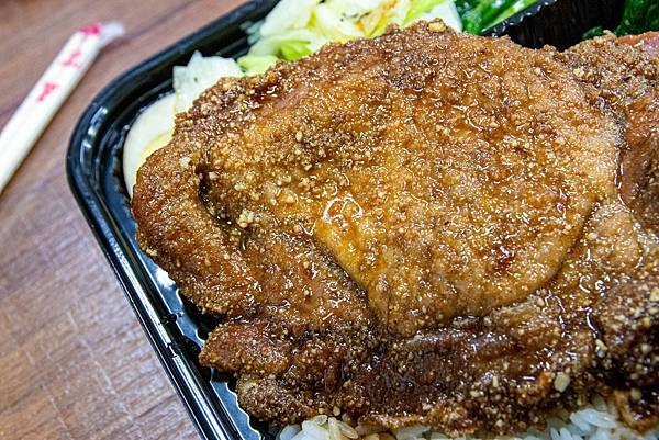 【三重美食】阿賢排骨便當-用餐時間必定大排長龍的老字號排骨飯店