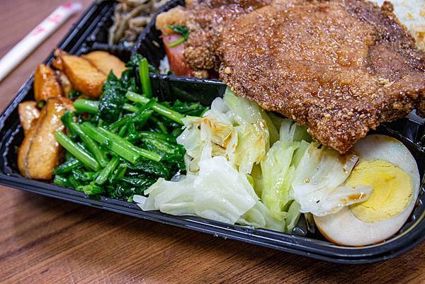 【三重美食】阿賢排骨便當-用餐時間必定大排長龍的老字號排骨飯店 【三重美食】阿賢排骨便當-用餐時間必定大排長龍的老字號排骨飯店