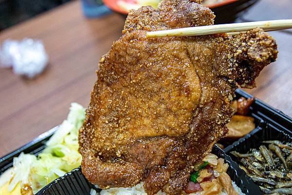 【三重美食】阿賢排骨便當-用餐時間必定大排長龍的老字號排骨飯店 【三重美食】阿賢排骨便當-用餐時間必定大排長龍的老字號排骨飯店