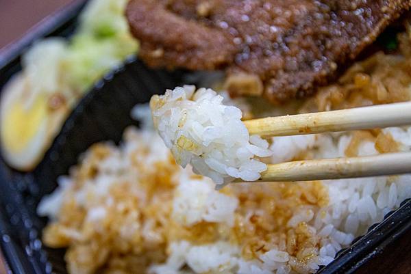 【三重美食】阿賢排骨便當-用餐時間必定大排長龍的老字號排骨飯店 【三重美食】阿賢排骨便當-用餐時間必定大排長龍的老字號排骨飯店