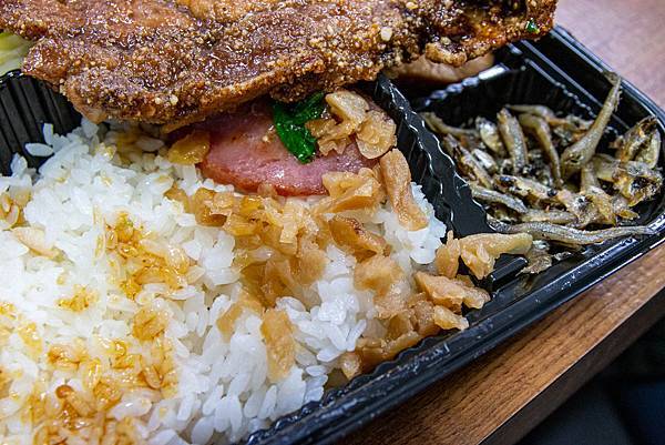 【三重美食】阿賢排骨便當-用餐時間必定大排長龍的老字號排骨飯店 【三重美食】阿賢排骨便當-用餐時間必定大排長龍的老字號排骨飯店