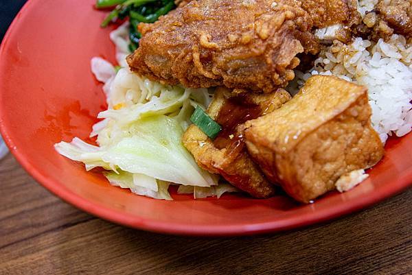 【三重美食】阿賢排骨便當-用餐時間必定大排長龍的老字號排骨飯店 【三重美食】阿賢排骨便當-用餐時間必定大排長龍的老字號排骨飯店