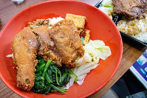 【三重美食】阿賢排骨便當-用餐時間必定大排長龍的老字號排骨飯店 【三重美食】阿賢排骨便當-用餐時間必定大排長龍的老字號排骨飯店