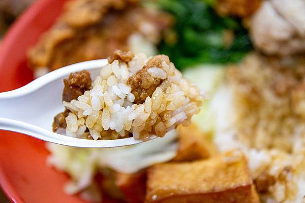 【三重美食】阿賢排骨便當-用餐時間必定大排長龍的老字號排骨飯店 【三重美食】阿賢排骨便當-用餐時間必定大排長龍的老字號排骨飯店