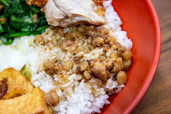 【三重美食】阿賢排骨便當-用餐時間必定大排長龍的老字號排骨飯店 【三重美食】阿賢排骨便當-用餐時間必定大排長龍的老字號排骨飯店