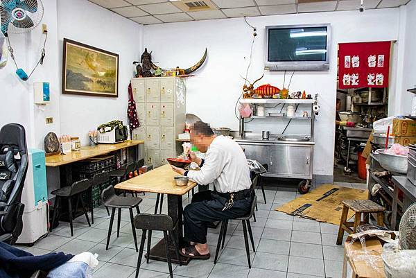 【三重美食】阿賢排骨便當-用餐時間必定大排長龍的老字號排骨飯店 【三重美食】阿賢排骨便當-用餐時間必定大排長龍的老字號排骨飯店