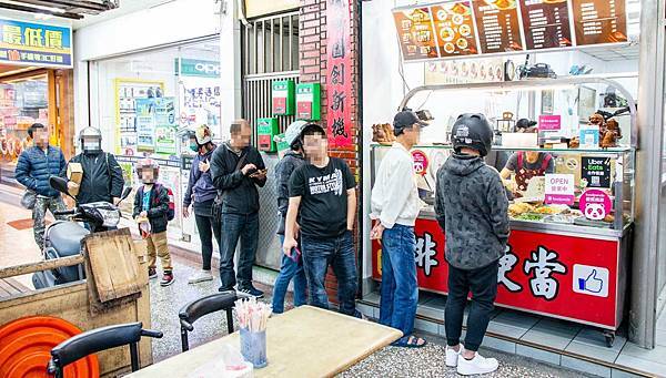 【三重美食】阿賢排骨便當-用餐時間必定大排長龍的老字號排骨飯店 【三重美食】阿賢排骨便當-用餐時間必定大排長龍的老字號排骨飯店