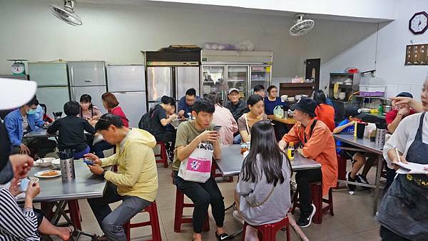 【基隆美食】長腳麵食-中午用餐時間，從店內排到店外的超人氣排隊小吃店