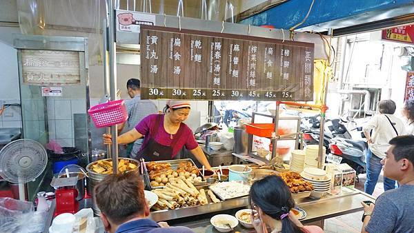 【基隆美食】長腳麵食-中午用餐時間，從店內排到店外的超人氣排隊小吃店