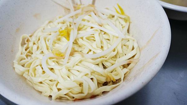 【基隆美食】長腳麵食-中午用餐時間，從店內排到店外的超人氣排隊小吃店