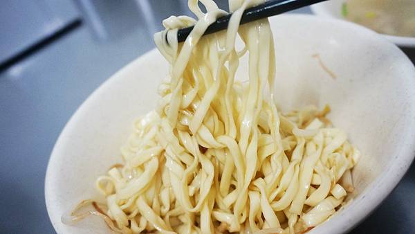 【基隆美食】長腳麵食-中午用餐時間，從店內排到店外的超人氣排隊小吃店